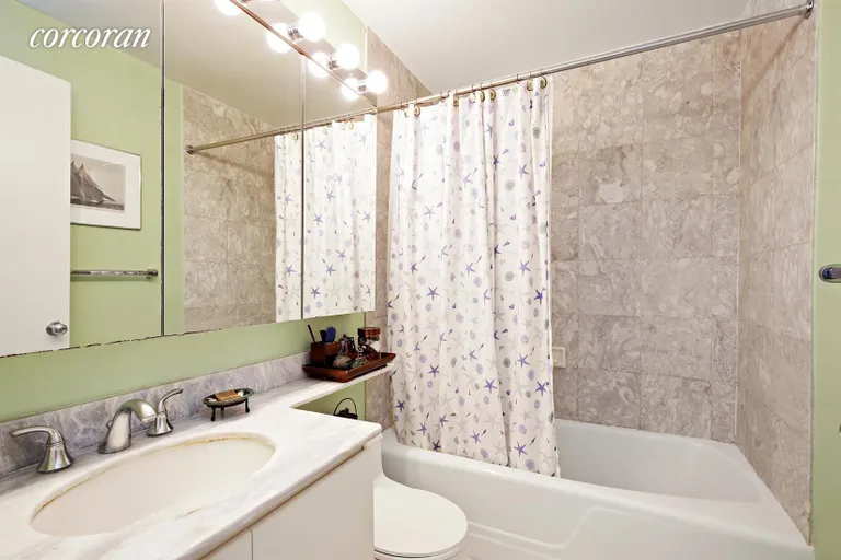 New York City Real Estate | View 275 Greenwich Street, 4J | Full Bathroom | View 5