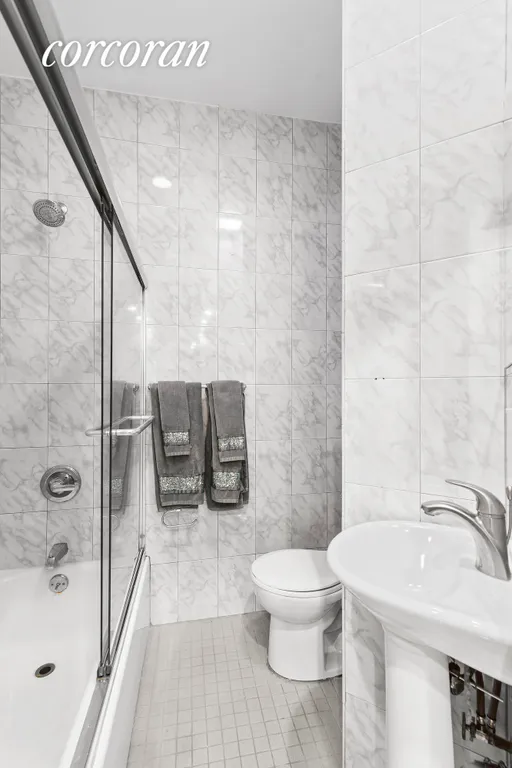 New York City Real Estate | View 218-220 East 82Nd Street, 3RE | Full Bathroom | View 4