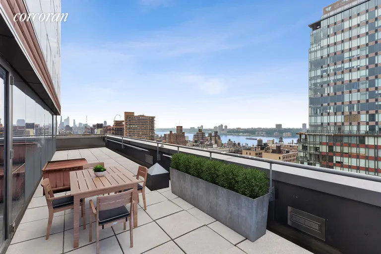 New York City Real Estate | View 2628 Broadway, 22A | 2 Beds, 2 Baths | View 1