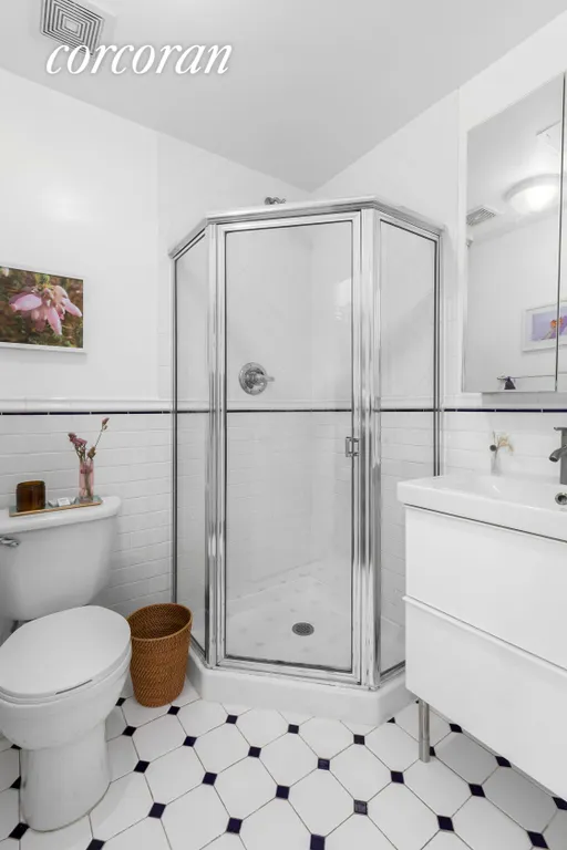 New York City Real Estate | View 362 Eastern Parkway, 4D | Second Bathroom | View 6