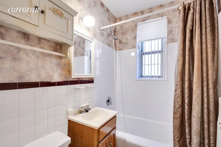 New York City Real Estate | View 1125 Lorimer Street, 2C | Full Bathroom | View 10
