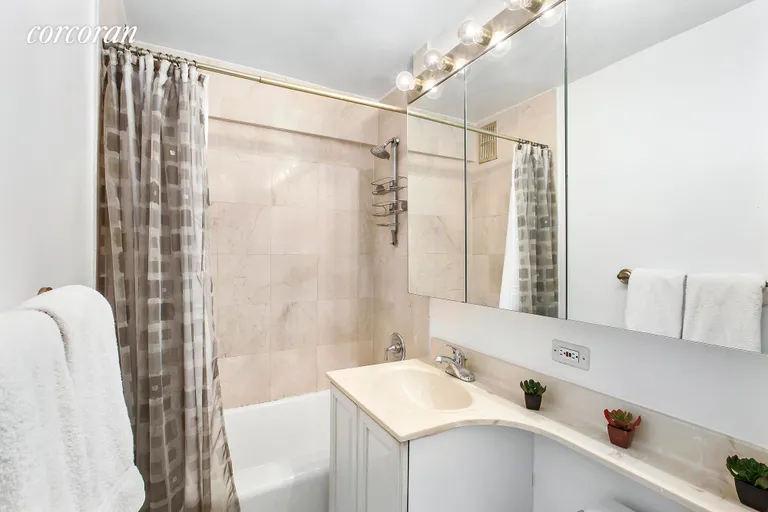 New York City Real Estate | View 425 East 63rd Street, W5J | Full Bathroom | View 7