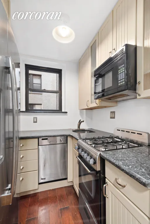 New York City Real Estate | View 135 West 58th Street, 6C | Kitchen | View 4