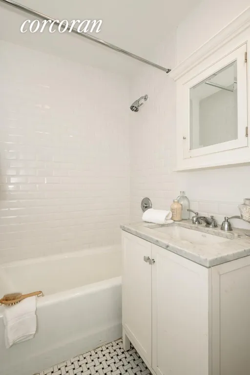 New York City Real Estate | View 27 West 72nd Street, 1407 | Full Bathroom | View 8