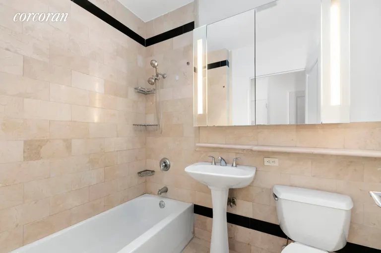 New York City Real Estate | View 20 West Street, 23J | Full Bathroom | View 6