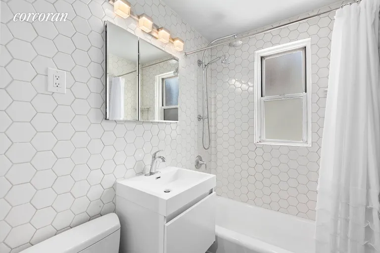 New York City Real Estate | View 201 East 37th Street, 11B | Full Bathroom | View 5
