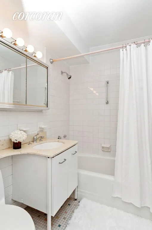 New York City Real Estate | View 340 East 64th Street, 20A | Full Bathroom | View 6