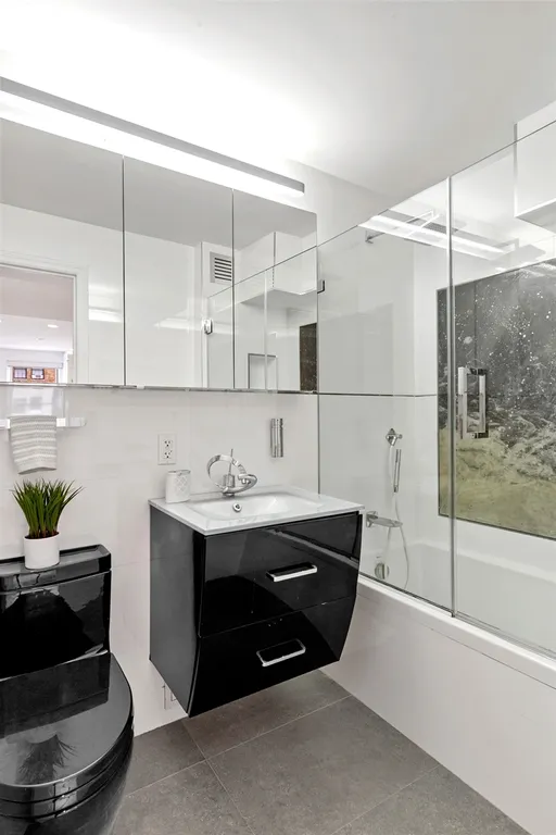 New York City Real Estate | View 35 Park Avenue, 10G | Bathroom | View 10