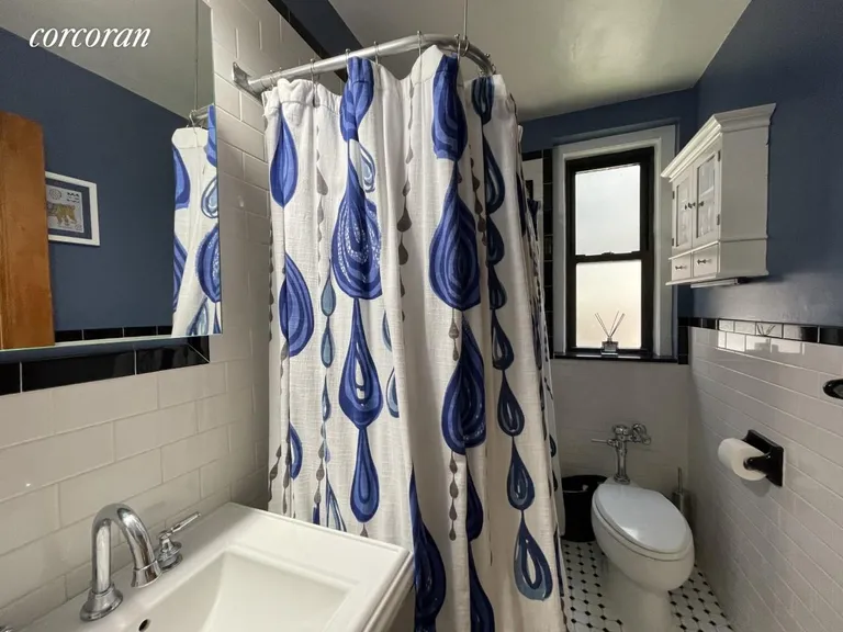 New York City Real Estate | View 127 West 96th Street, 3H | Full Bathroom | View 8