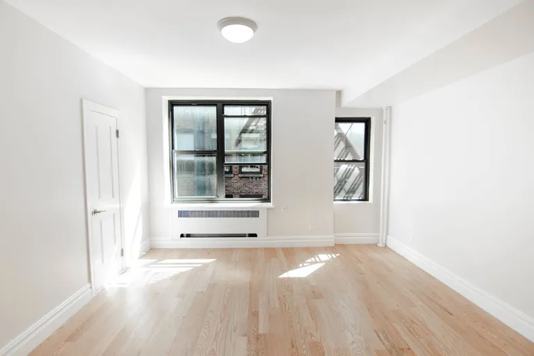 New York City Real Estate | View 350 West 42Nd Street, 8L | room 1 | View 2