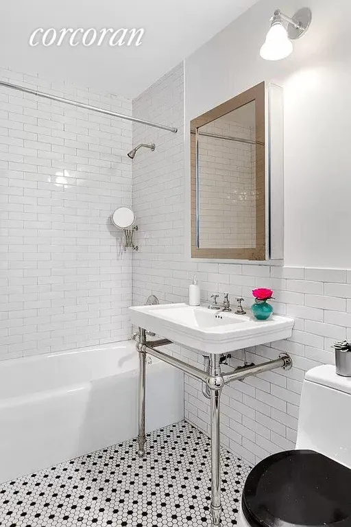 New York City Real Estate | View 505 Greenwich Street, 7E | Full Bathroom | View 8