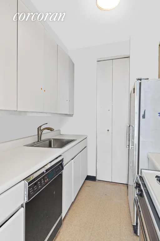 New York City Real Estate | View 167 East 61st Street, 14D | Kitchen | View 4
