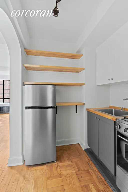 New York City Real Estate | View 140 East 40th Street, 5E | Kitchen | View 6