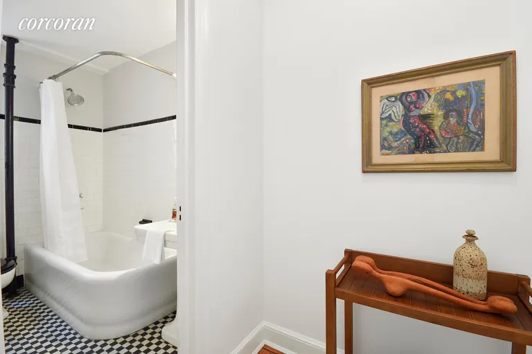 New York City Real Estate | View 140 East 40th Street, 5E | Art Deco Bathroom | View 10