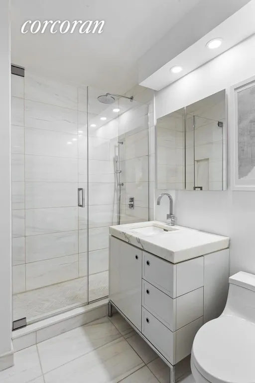 New York City Real Estate | View 118 East 60th Street, 5A | Full Bathroom | View 7