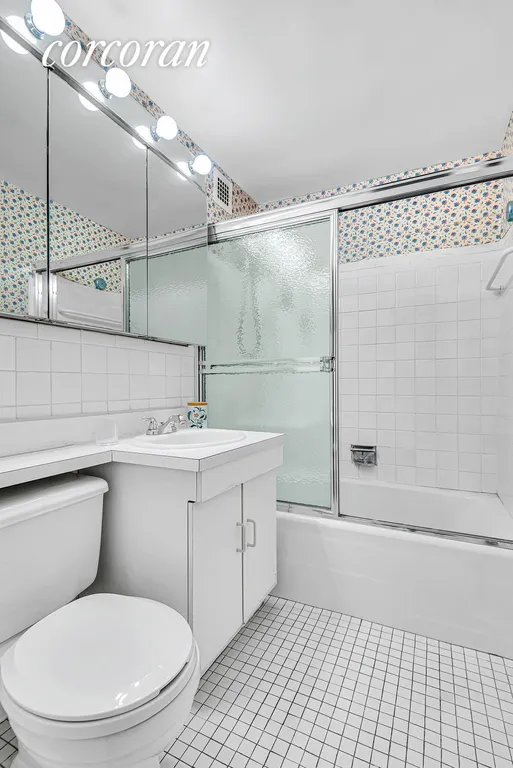 New York City Real Estate | View 185 West End Avenue, 27D | Full Bathroom | View 9