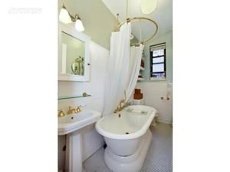 New York City Real Estate | View 611 West 111th Street, 37 | Full Bathroom | View 3
