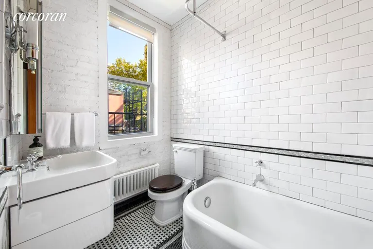New York City Real Estate | View 132 East 19th Street, 5F | Full Bathroom | View 9