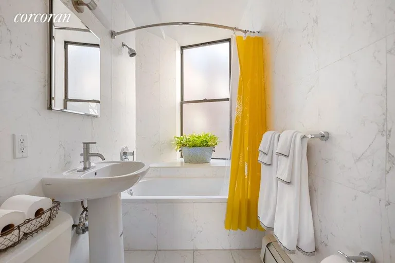 New York City Real Estate | View 118 West 112th Street, 4A | Full Bathroom | View 5