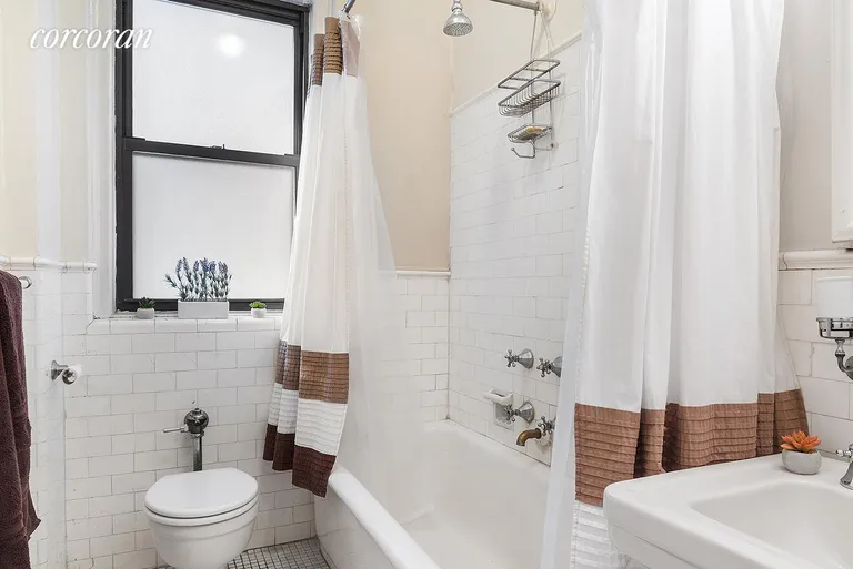 New York City Real Estate | View 215 West 92nd Street, 2H | Full Bathroom | View 5