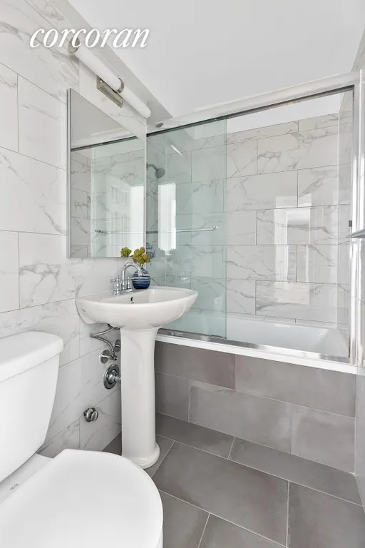 New York City Real Estate | View 10 West 15th Street, 214 | Full Bathroom | View 8