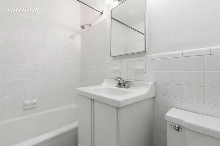 New York City Real Estate | View 123 East 75th Street, 2C | Full Bathroom | View 4