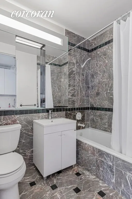 New York City Real Estate | View 250 East 54th Street, 5B | Full Bathroom | View 4