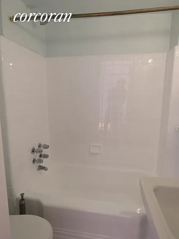 New York City Real Estate | View 325 West 45th Street, 706A | Full Bathroom | View 3