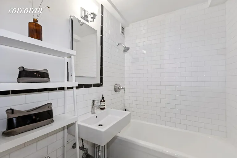 New York City Real Estate | View 101 Lafayette Avenue, 8M | Full Bathroom | View 5