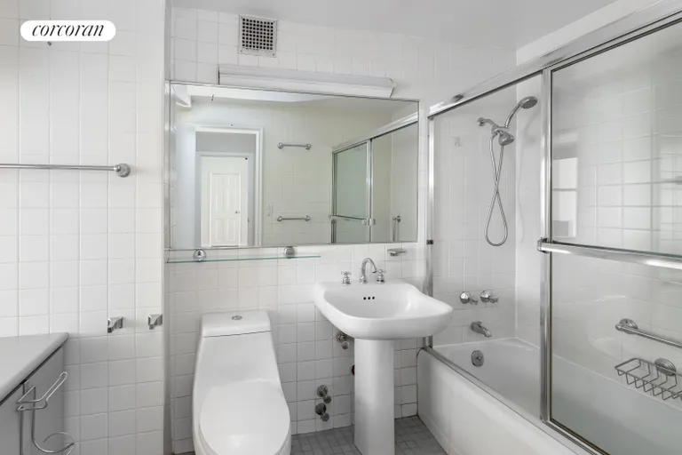 New York City Real Estate | View 74-80 Park Avenue, 11K | Full Bathroom | View 7