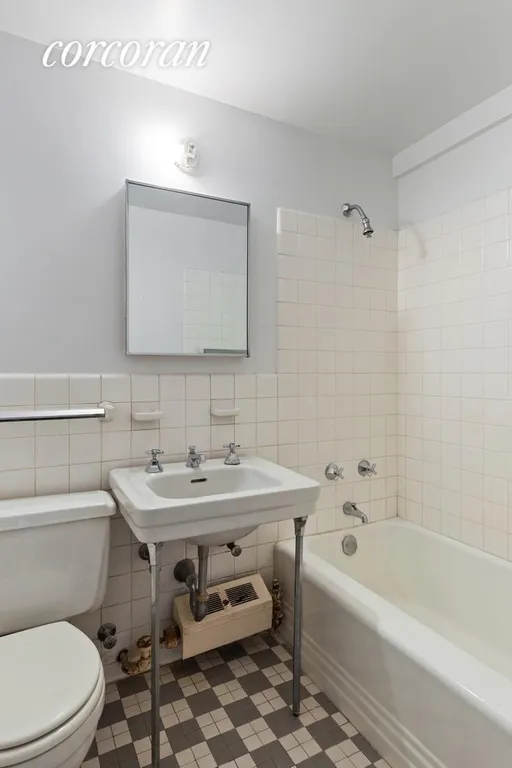 New York City Real Estate | View 135 East 54th Street, 9G | Full Bathroom | View 6