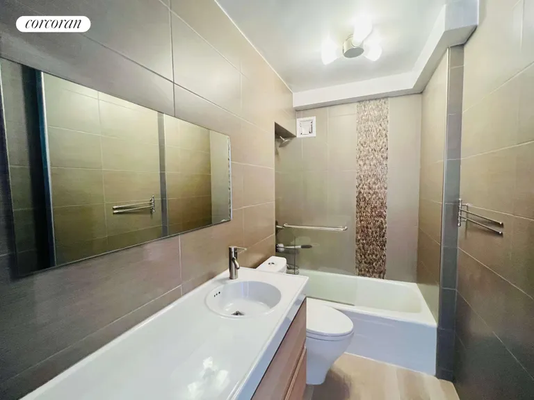 New York City Real Estate | View 77 West 55th Street, 7K | Full Bathroom | View 4