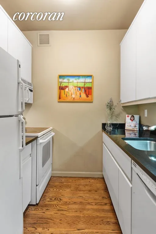 New York City Real Estate | View 205 East 68th Street, T3B | Kitchen | View 6