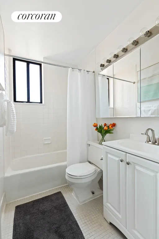 New York City Real Estate | View 275 West 96th Street, 25A | Full Bathroom | View 5