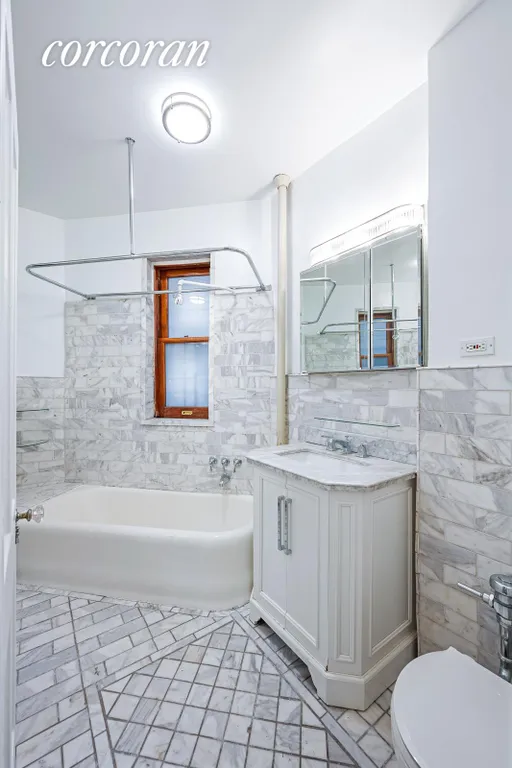 New York City Real Estate | View 527 West 110th Street, 64 | Full Bathroom | View 8