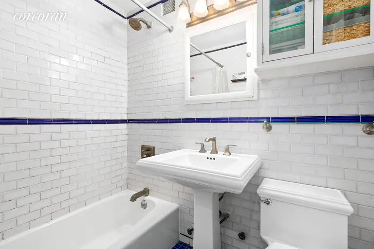 New York City Real Estate | View 32 West 40th Street, 4N | Full Bathroom | View 4
