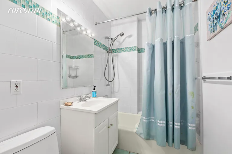 New York City Real Estate | View 200 East 24th Street, 908 | Full Bathroom | View 8