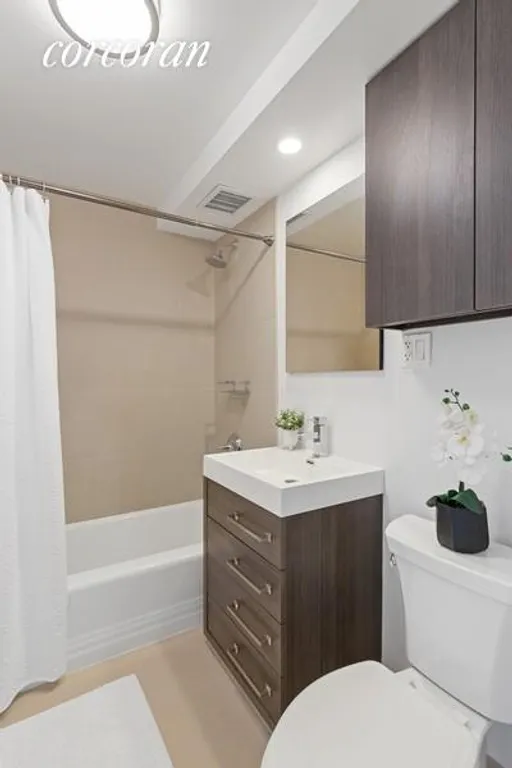 New York City Real Estate | View 200 East 27th Street, 10U | Full Bathroom | View 7