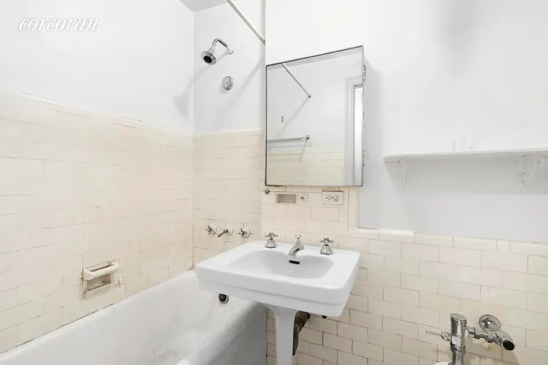 New York City Real Estate | View 25 Tudor City Place, 2122 | Primary Bathroom | View 4
