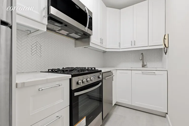 New York City Real Estate | View 80 East End Avenue, 9D | Kitchen | View 4