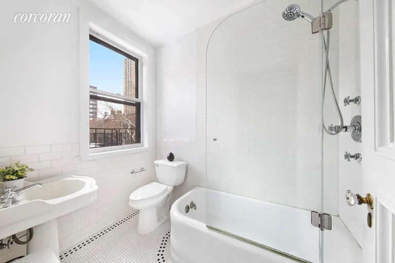 New York City Real Estate | View 132 East 19th Street, 6F | Full Bathroom | View 7