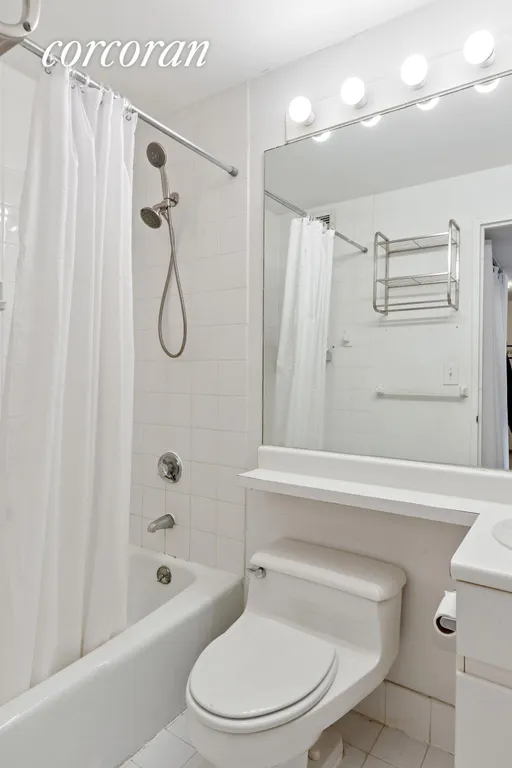New York City Real Estate | View 270 West 17th Street, 3A | Full Bathroom | View 5