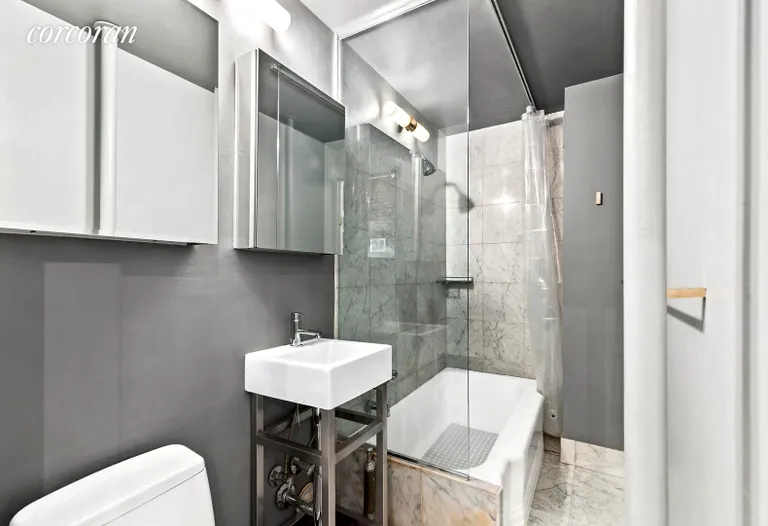New York City Real Estate | View 815 Greenwich Street, 2A | Full Bathroom | View 8