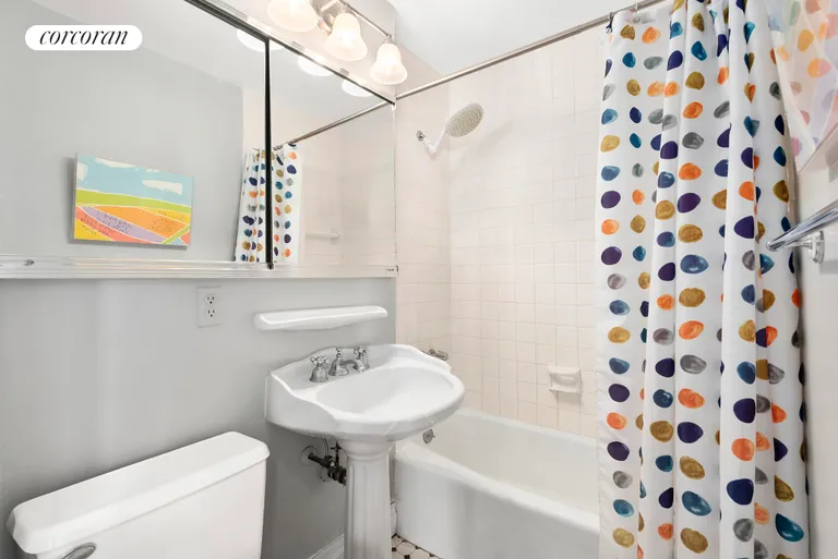 New York City Real Estate | View 52 East 78th Street, 5D | Full Bathroom | View 4