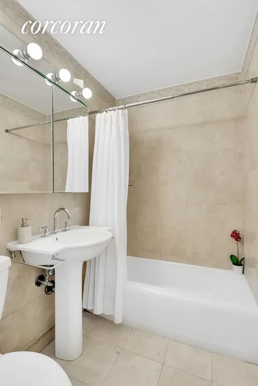 New York City Real Estate | View 333 East 79th Street, 12W | Full Bathroom | View 7