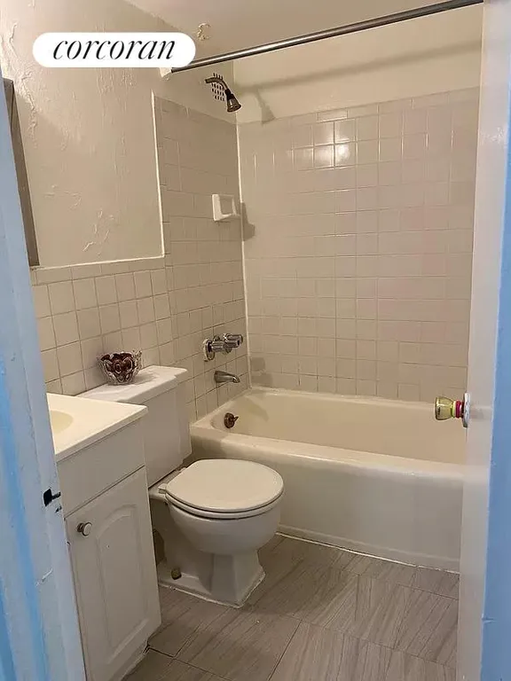 New York City Real Estate | View 160-10 89th Avenue, 4G | Primary Bathroom | View 6