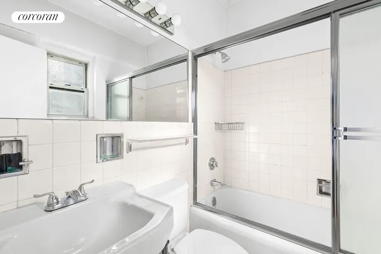 New York City Real Estate | View 174 East 74th Street, PHB | Full Bathroom | View 10
