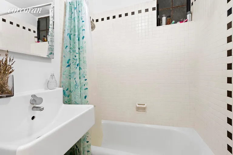 New York City Real Estate | View 290 West 11th Street, 2A | Full Bathroom | View 8