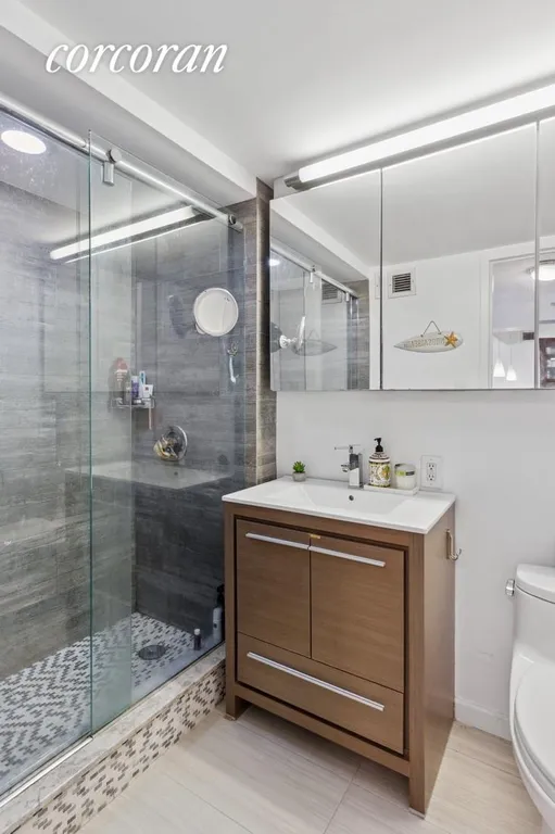 New York City Real Estate | View 555 West 23rd Street, N7B | Full Bathroom | View 4