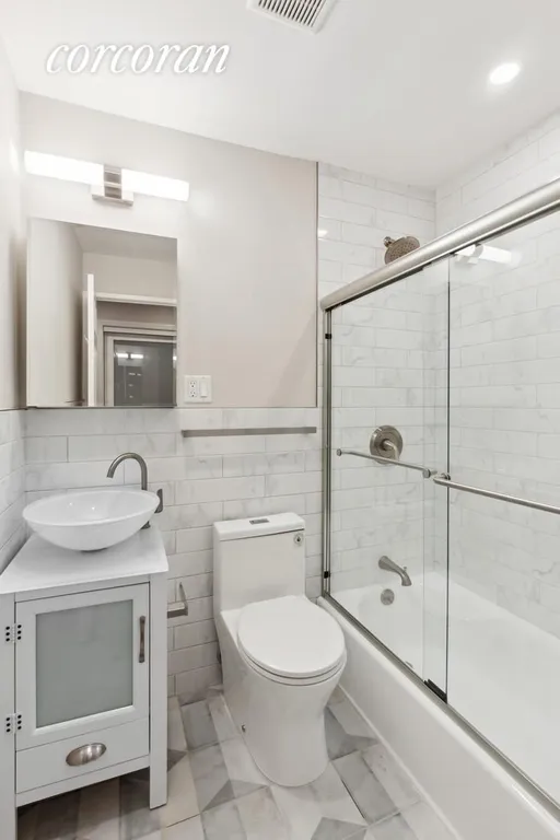 New York City Real Estate | View 215 East 24th Street, 712A | Full Bathroom | View 4